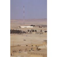 Vue aérienne du fort, de bâtiments et de rues de la ville d'Al Salman.