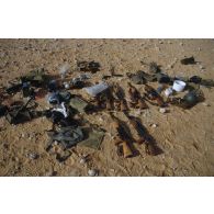 Des fusils d'assaut AK-47, des lance-roquettes RPG-7 et des masques à gaz irakiens récupérés au sol.