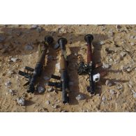 Des lance-roquettes RPG-7 irakiens récupérés au sol.
