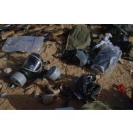 Des masques à gaz irakiens récupérés au sol.