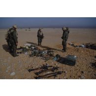 Des marsouins du 3e RIMa (régiment d'infanterie de marine) rassemblent des armes irakiennes récupérées, fusils d'assaut AK-47, lance-roquettes et roquettes RPG-7 et masques à gaz irakiens.