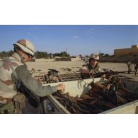 Des marsouins du 2e RIMa (régiment d'infanterie de marine) chargent des armes irakiennes récupérées, fusils d'assaut AK-47 ou AKM, dans une remorque, aux abords d'Al Salman.