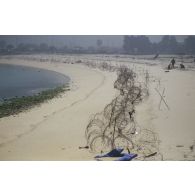 Déminage de la plage de Koweit City par les sapeurs du 17e RGP (régiment de génie parachutiste) et les parachutistes du 13e RDP (régiment de dragons parachutistes) du détachement français et vestiges de l'occupation irakienne.