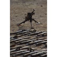 Armes irakiennes récupérées alignées au sol : fusils d'assaut AK-47 et mitrailleuse PKMS de 7,62 mm.