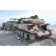 Epave d'un canon antiaérien automoteur ZSU-23-4 Shilka irakien détruit et abandonné sur la route reliant Koweit City à Bassora après la libération de la ville.
