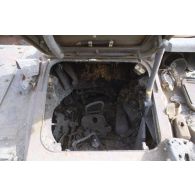 Poste de pilotage de l'épave d'un canon antiaérien automoteur ZSU-23-4 Shilka irakien détruit et abandonné sur la route reliant Koweit City à Bassora après la libération de la ville.