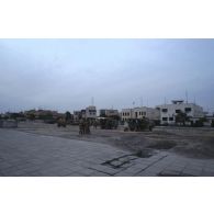 Des militaires égyptiens affairés près de leurs camions 6 roues postés sur une place à Koweit City après la libération de la ville.