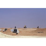 Batteries de missiles anti-SCUD MIM-104 Patriot dans le désert.