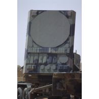 Dans le désert, radar polyvalent AN/MPQ-53 d'une unité de tir de missiles anti-SCUD MIM-104 Patriot.