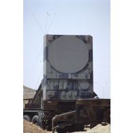 Dans le désert, radar polyvalent AN/MPQ-53 d'une unité de tir de missiles anti-SCUD MIM-104 Patriot.