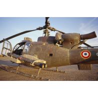 Au soir un hélicoptère de combat Gazelle Atam armé de missiles Mistral au sol dans le désert.