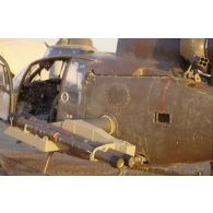 Au soir un hélicoptère de combat Gazelle Atam armé de missiles Mistral au sol dans le désert.
