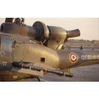 Au soir un hélicoptère de combat Gazelle Atam armé de missiles Mistral au sol dans le désert.