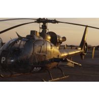Au soir un hélicoptère de combat Gazelle Atam armé de missiles Mistral au sol dans le désert.