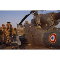 Au soir le général d'armée Gilbert Forray, CEMAT (chef d'état-major de l'armée de Terre), et le général de brigade Jean-Charles Mouscardes, près d'un hélicoptère de combat Gazelle Atam armé de missiles Mistral.