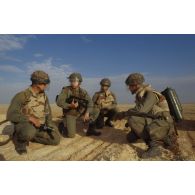 Briefing de légionnaires du 6e REG (régiment étranger du génie) équipés de lance-flammes modèle LFP 54.