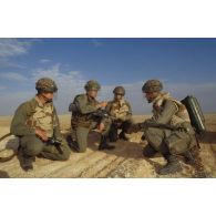 Briefing de légionnaires du 6e REG (régiment étranger du génie) équipés de lance-flammes modèle LFP 54.