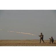 Un légionnaire du 6e REG (régiment étranger du génie) tire au lance-flamme modèle LFP 54.