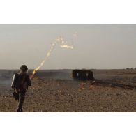 Un légionnaire du 6e REG (régiment étranger du génie) tire au lance-flamme modèle LFP 54.
