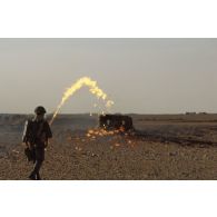 Un légionnaire du 6e REG (régiment étranger du génie) tire au lance-flamme modèle LFP 54.
