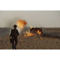 Un légionnaire du 6e REG (régiment étranger du génie) tire au lance-flamme modèle LFP 54.