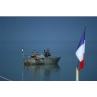 Une vedette irakienne récupérée par les nageurs de combat du commando Hubert et portant pavillon français se met en place pour la cérémonie d'inauguration de la première plage entièrement déminée par les militaires français.