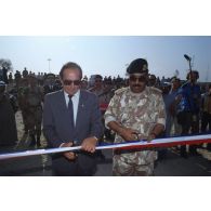 Jean Bressot, ambassadeur de France au Koweit, et un général koweitien, coupent le ruban d'inauguration de la première plage entièrement déminée par les militaires français à Koweit City, lors de la cérémonie.