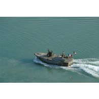 Vue aérienne d'une vedette irakienne récupérée par les nageurs de combat du commando Hubert et portant pavillon français.