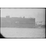 Un dragueur de mines (Minensuchboot) à quai dans le port de Brême.