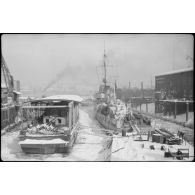 Un dragueur de mines (Minensuchboot) à quai dans le port de Brême.