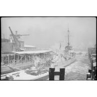 Un dragueur de mines (Minensuchboot) à quai dans le port de Brême.