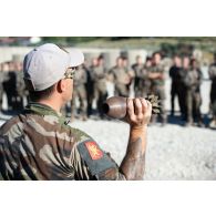 Un instructeur présente un obus à des marsouins du 3e régiment d'infanterie de marine (RIMa) pour un atelier de sensibilisation aux engins explosifs à Canjuers.