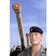 Préparation au départ pour le Golfe du 1er RS (régiment de spahis) de Valence : paquetages, vérification du matériel, chargement des munitions, vérification des passeports.