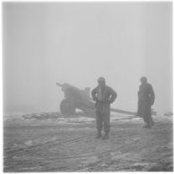 Deux soldats devant un canon.