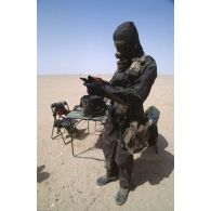 Vie quotidienne et entraînement NBC (risque nucléaire, bactériologique et chimique) des soldats de la division Daguet dans la région d'Hafar Al Batin.