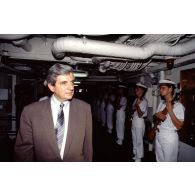 Jean-Pierre Chevènement, ministre de la Défense, passe en revue l'équipage du PA (porte-avions) Clemenceau à Djibouti.