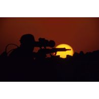 Exercice de tir de nuit avec un fusil de précision FR-F2 muni d'un équipement de tir de nuit à intensification de lumière DIPT 9 C (lunette OB 25 C).