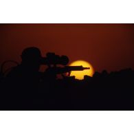 Exercice de tir de nuit avec un fusil de précision FR-F2 muni d'un équipement de tir de nuit à intensification de lumière DIPT 9 C (lunette OB 25 C).