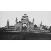 Au Tonkin. Nam Dinh. Cimetière "chinois". [légende d'origine]