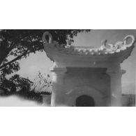 Au Tonkin. Nam Dinh. "Pagodon". [légende d'origine]