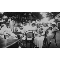 Nam Dinh. Cercle des s. officiers. Les parties de boules. [légende d'origine]