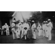 Nam Dinh. Cercle des s. officiers. Les parties de boules. [légende d'origine]