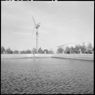 Un bassin avec une éolienne.