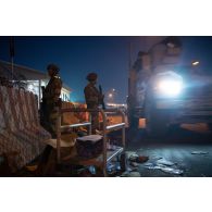 Des soldats sécurisent l'aéroport de Kaboul, en Afghanistan.