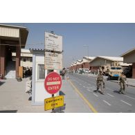Des soldats américains sécurisent l'entrée de l'aéroport de Kaboul, en Afghanistan.