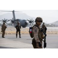 Un soldat sécurise l'aéroport de Kaboul, en Afghanistan.