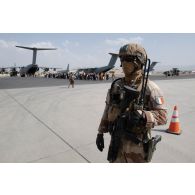 Un soldat sécurise l'aéroport de Kaboul, en Afghanistan.