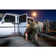 Un commando parachutiste de l'air n° 10 (CPA 10) s'occupe d'une fillette à l'aéroport de Kaboul, en Afghanistan.
