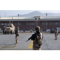 Des soldats français sécurisent l'aéroport de Kaboul, en Afghanistan.