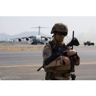 Un soldat sécurise le tarmac de l'aéroport de Kaboul, en Afghanistan.